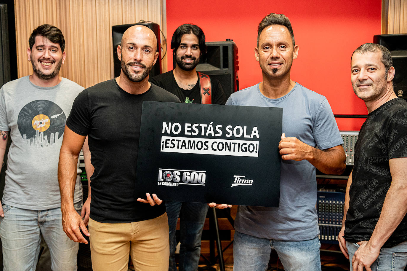 Una treintena de personalidades apoyan la campaña 'No estás sola'