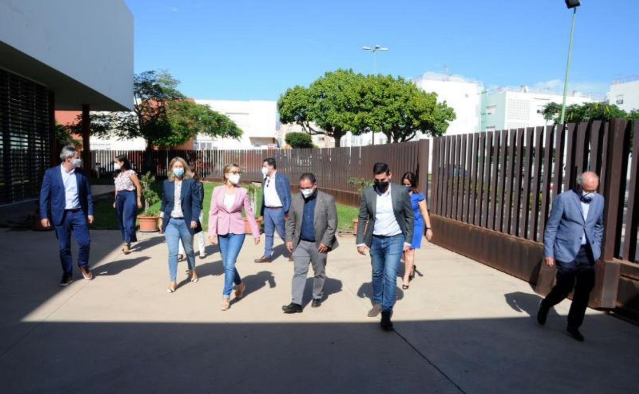 Un momento de la visita de los altos cargos de la consejería de Empleo, junto a la alcaldesa y los ediles de Turismo y Desarrollo Local. 