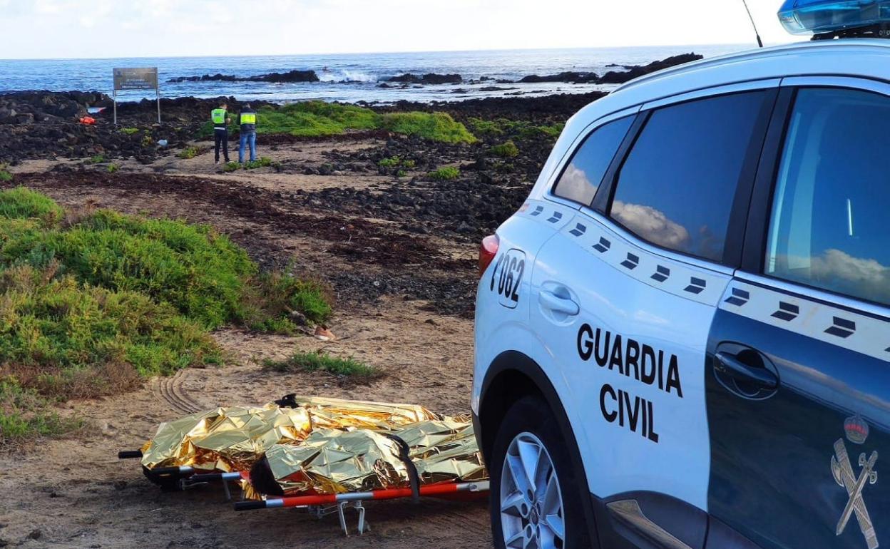 Cadáver rescatado en Órzola, custodiado por agentes de la Guardia Civil. 