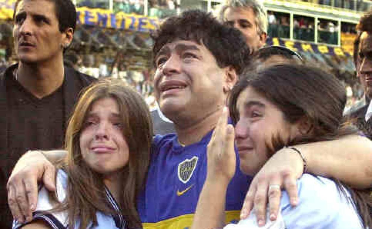 Maradona llora emocionado, acompañado de sus dos hjijas, Dalma Nerea (i) y Giannina Dinora (d), al término del partido homenaje que se le tributó en Buenos Aires. 
