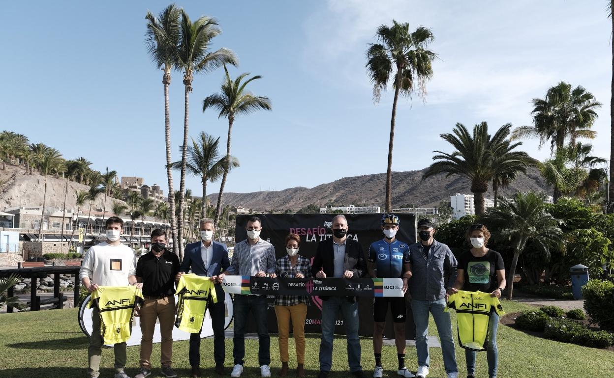 Autoridades, organizadores y representantes deportivos, ayer durante la puesta en escena de la cita. 