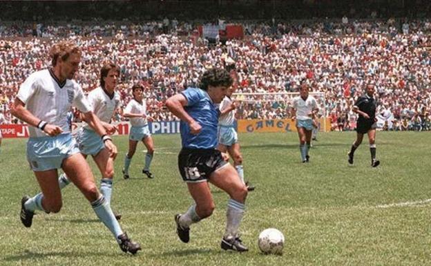 Maradona justo antes de marcar el segundo gol a Inglaterra en el Mundial de México de 1986. 