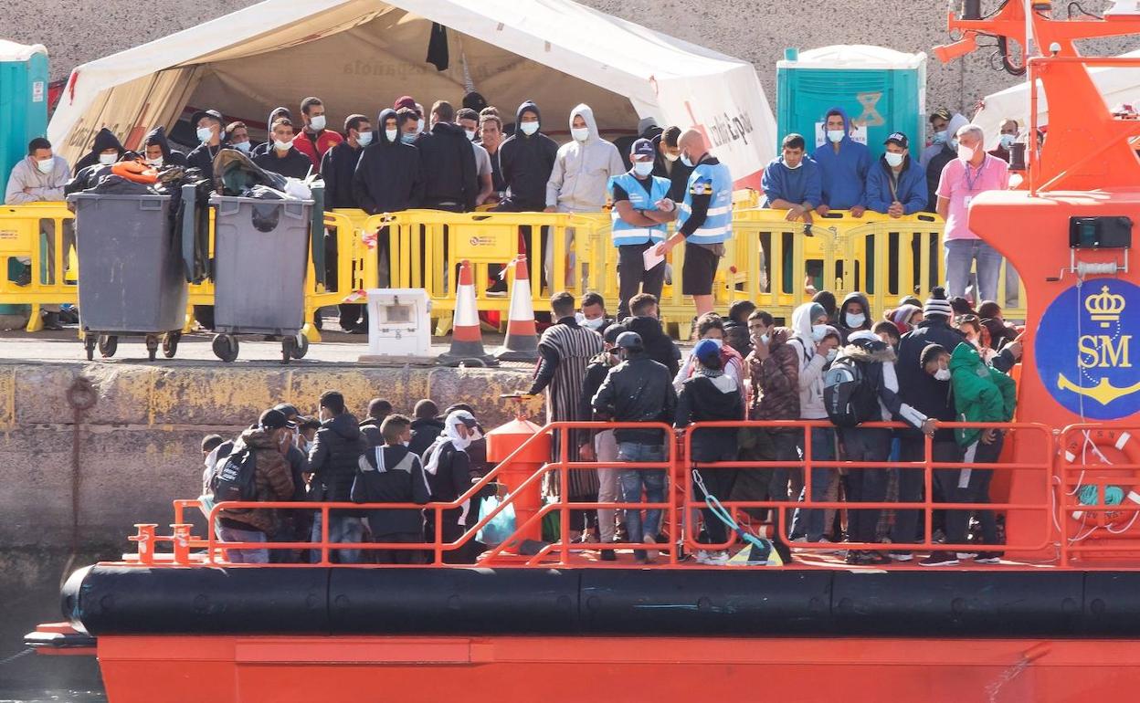 La marina marroquí encuentra patera con 4 cadáveres y rescata a 46 emigrantes