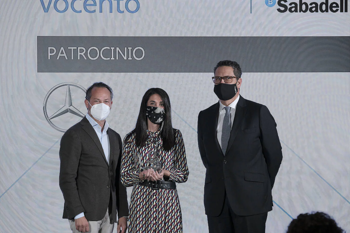 Rafael Martínez de Vega, director general de CMVocento, entrega el premio a Benito Jiménez, director de marketing de Mercedes-Benz, y Marta García, resaponsable de MBFW Madrid.