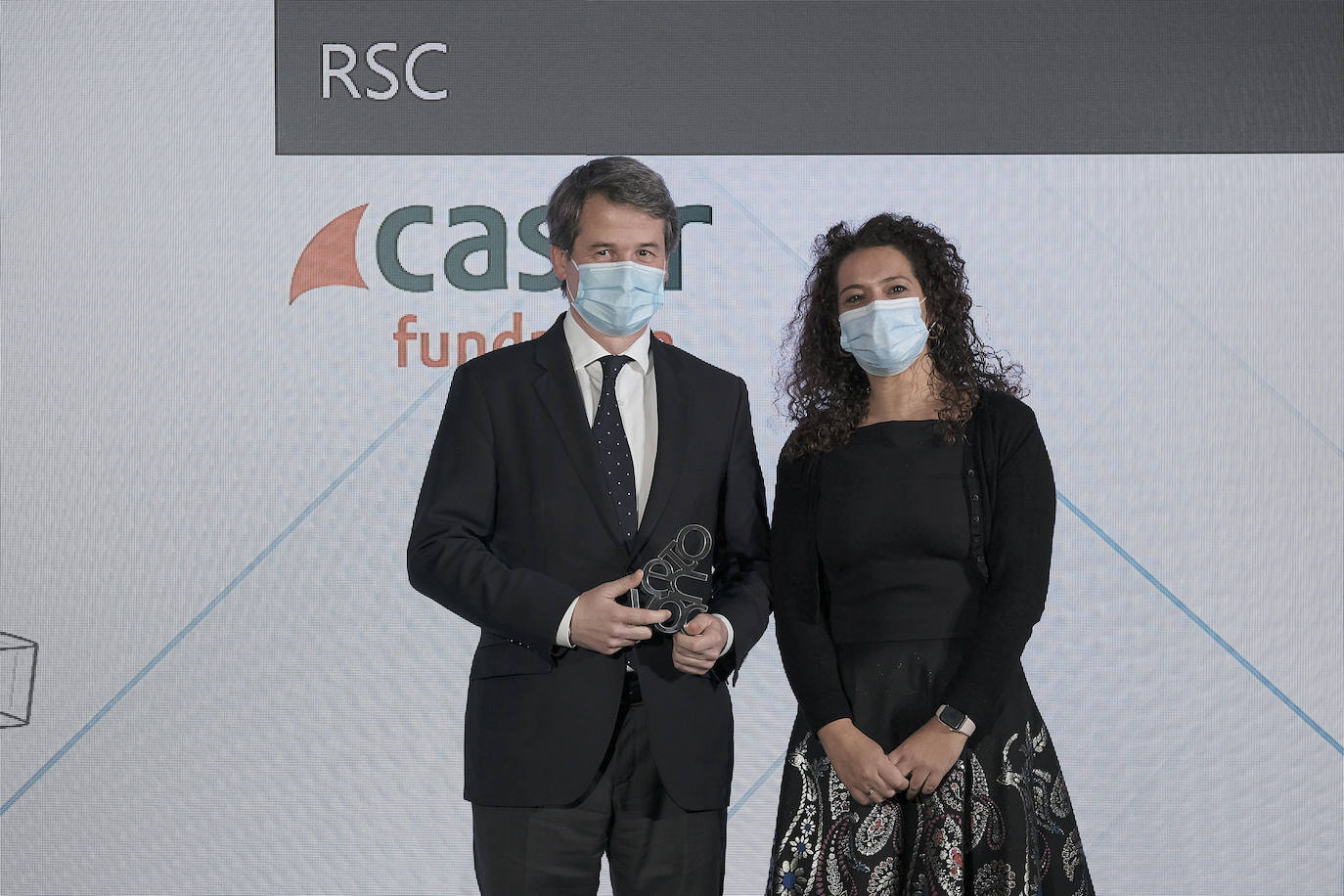 Lorena Rodríguez Barreal, directora general de recursos humanos y organización de Vocento, entrega el premio a Juan Sitges Breiter, director de la Fundación Caser.