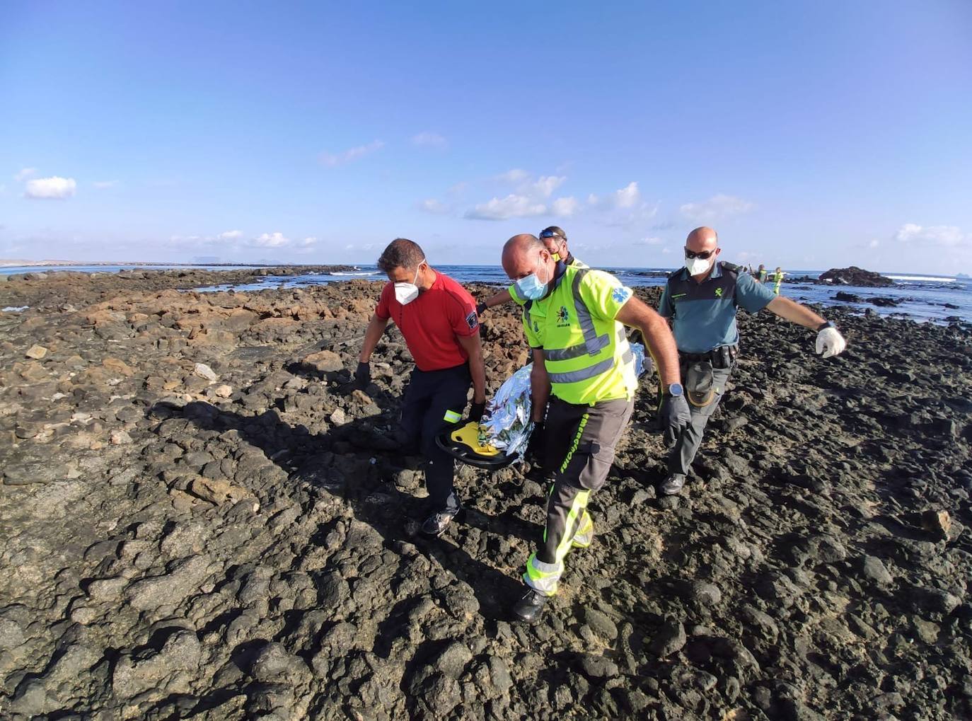 Rescate de personas en la patera que naufragó en Órzola. 