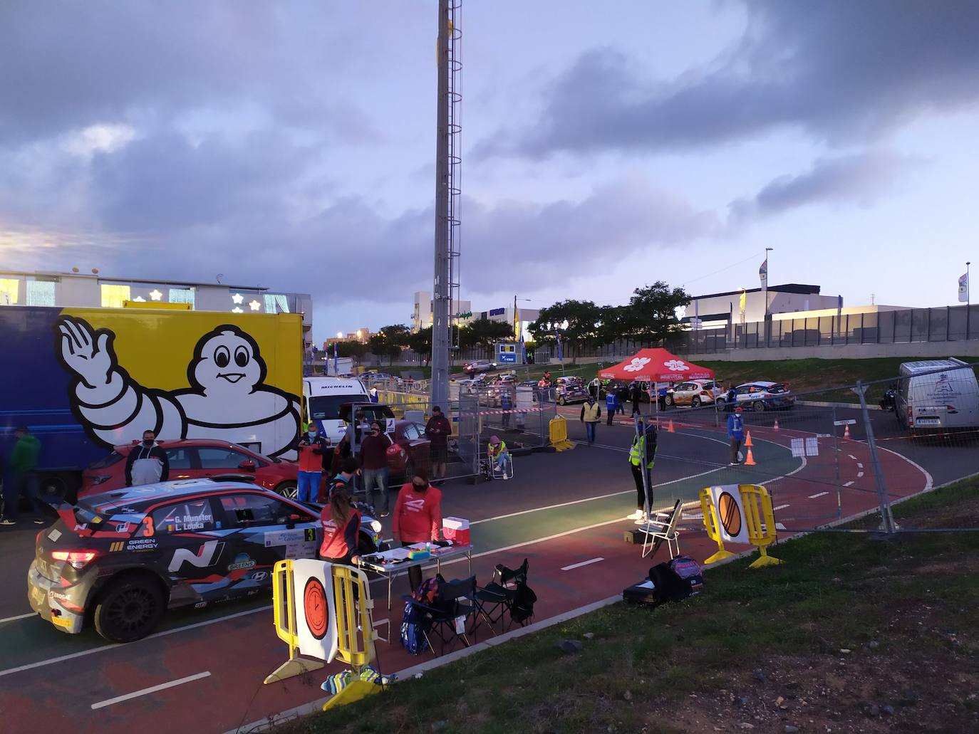 Panorámica del cuartel general del Rally Islas Canarias junto al Estadio de Gran Canaria. 