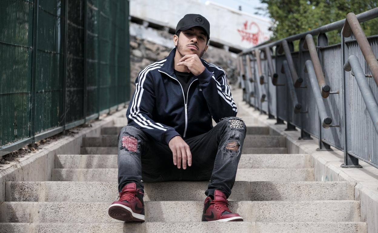 Dizzy DROS en las escaleras junto al Estadio Insular. 