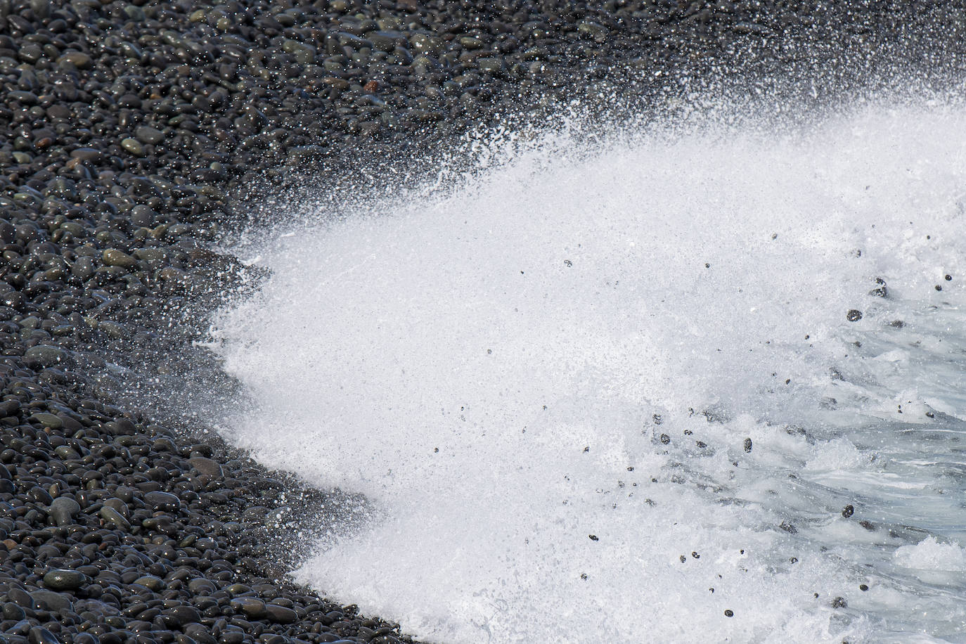 Fotos: El oleaje golpea con fuerza la capital grancanaria