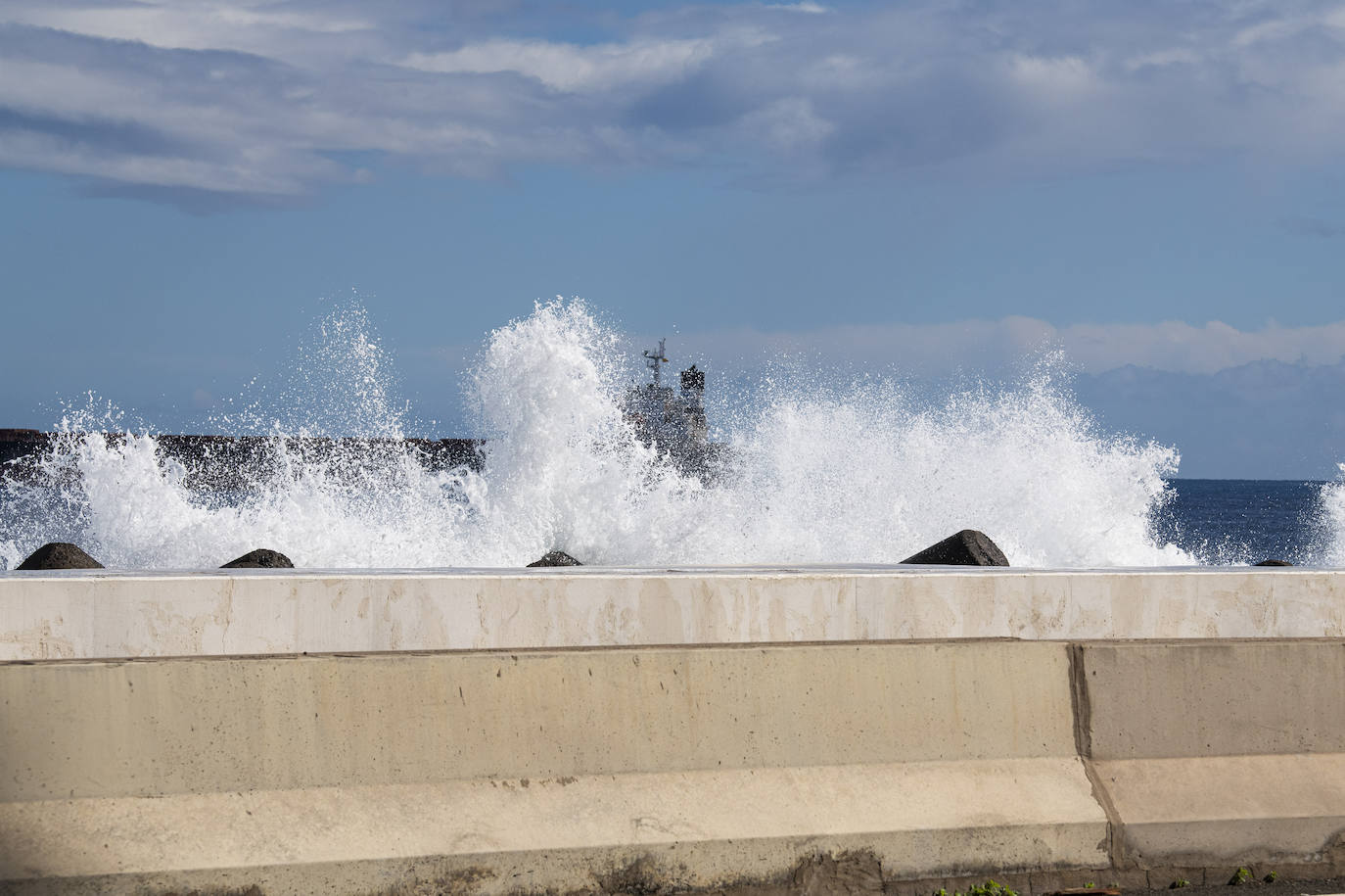 Fotos: El oleaje golpea con fuerza la capital grancanaria