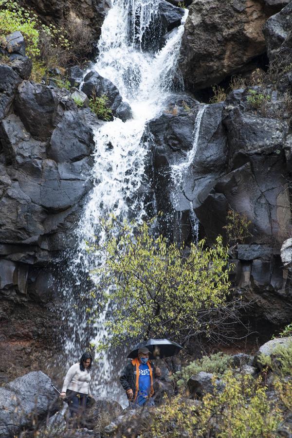 Las cascadas ofrecen imágenes espectaculares y atraen a los curiosos.