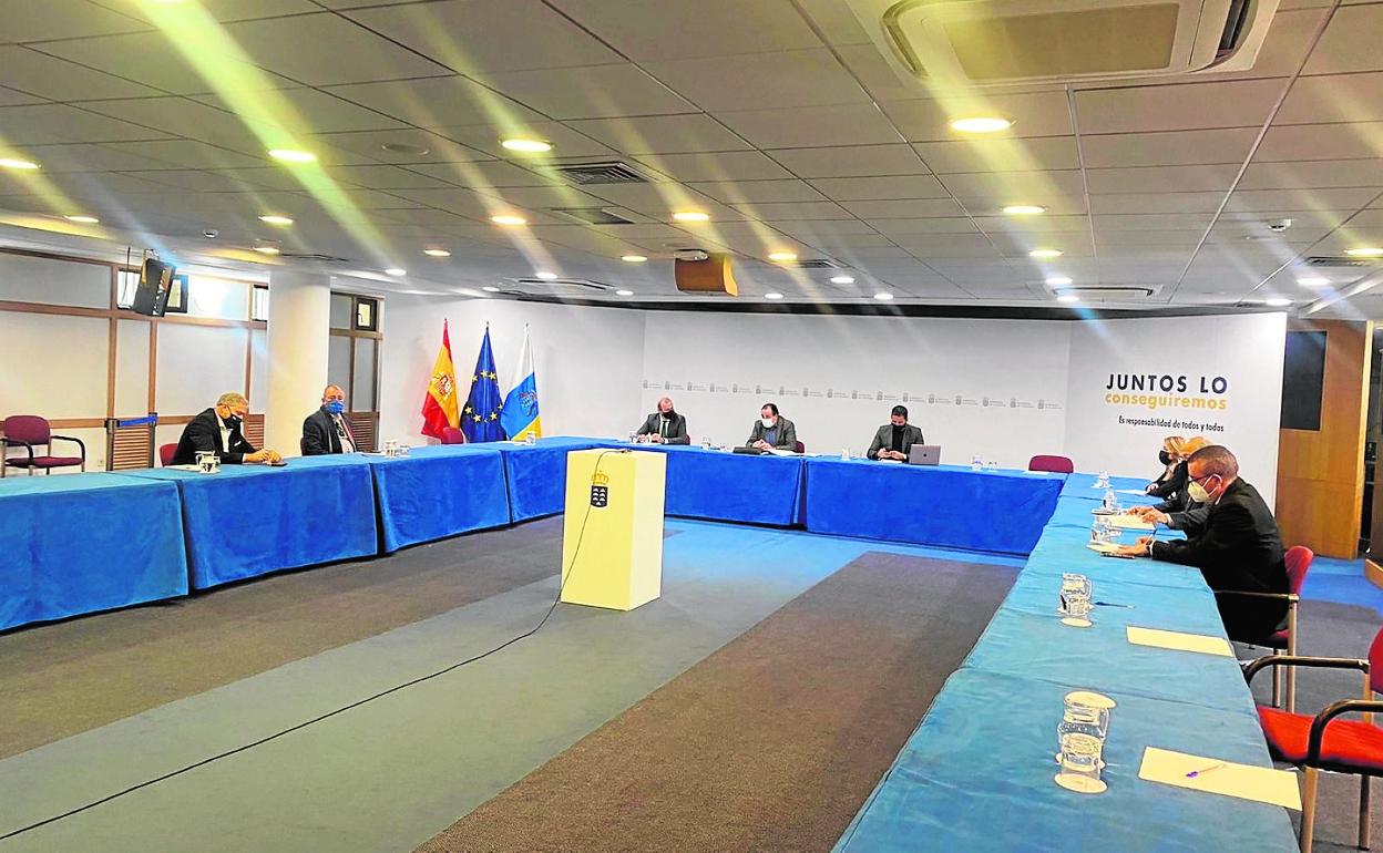 Imagen de la reunión celebrada ayer en Gran Canaria por las autoridades sanitarias, las administraciones locales y representantes empresariales. 