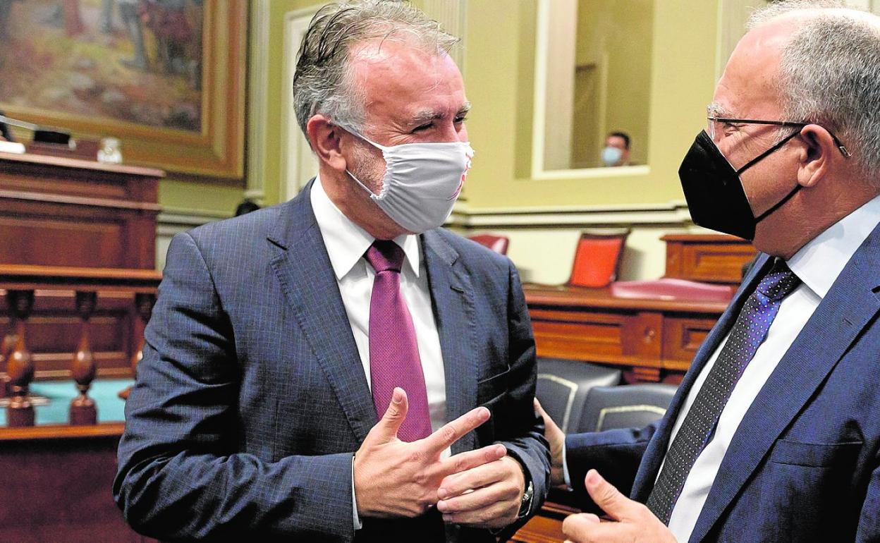 El presidente canario, Ángel Víctor Torres (i), con el líder de ASG, Casimiro Curbelo, ayer en el Parlamento. EFE