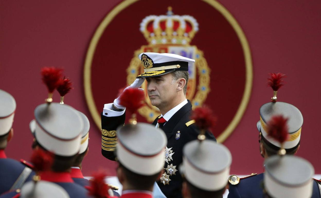 En la imagen, el rey de España pasando revista a tropas militares.