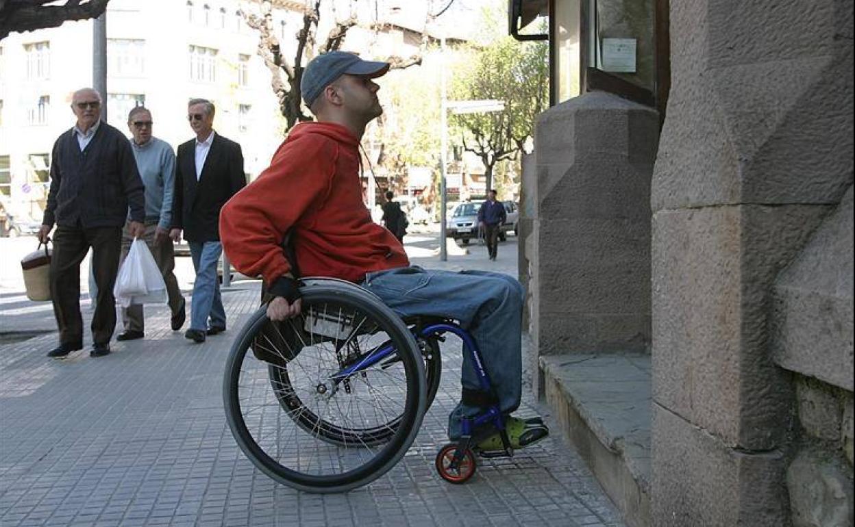 Las barreras que frenan a las personas con dificultades de movilidad centran la campaña del Gobierno canario. 
