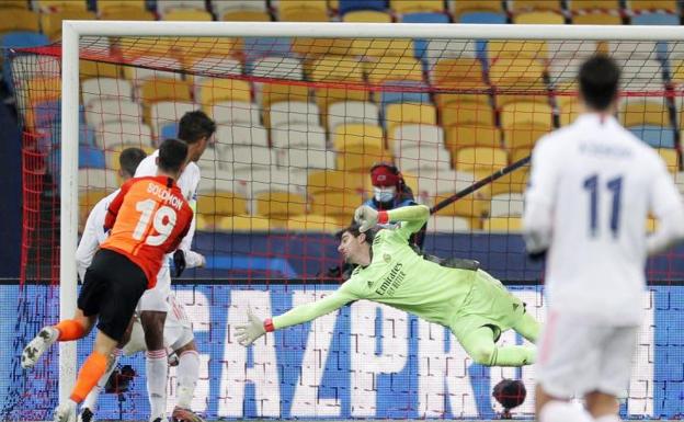 Courtois encaja el segundo gol del Shakhtar en el Olímpico de Kiev. 