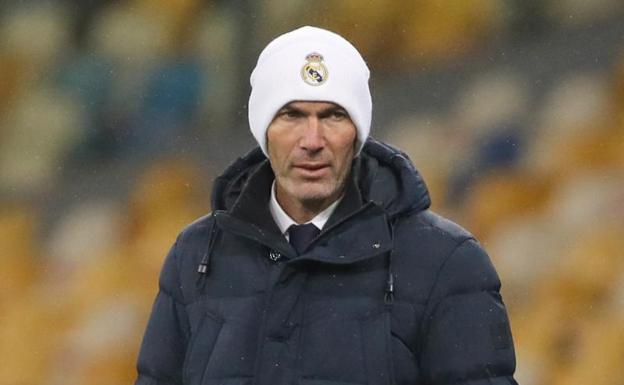 Zinedine Zidane, con gesto serio en el Olímpico de Kiev. 