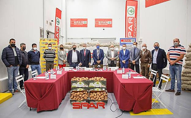 SPAR Gran Canaria entrega 100.000 kilos de semillas a los agricultores adheridos al convenio de la papa canaria