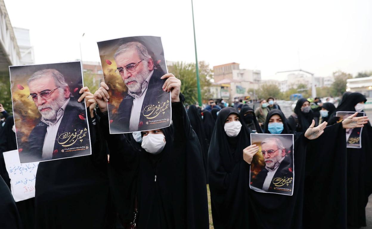 Protesta en Teherán para condenar el asesinato del responsable del programa nuclear iraní, Mohsen Fakhrizadeh, hace una semana. 