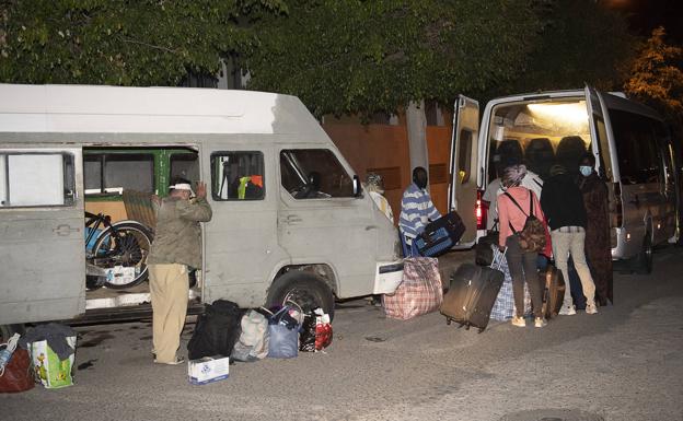 En esas bolsas llevan su vida a cuestas. No les dejaron sacar de sus casas el resto de pertenencias. 