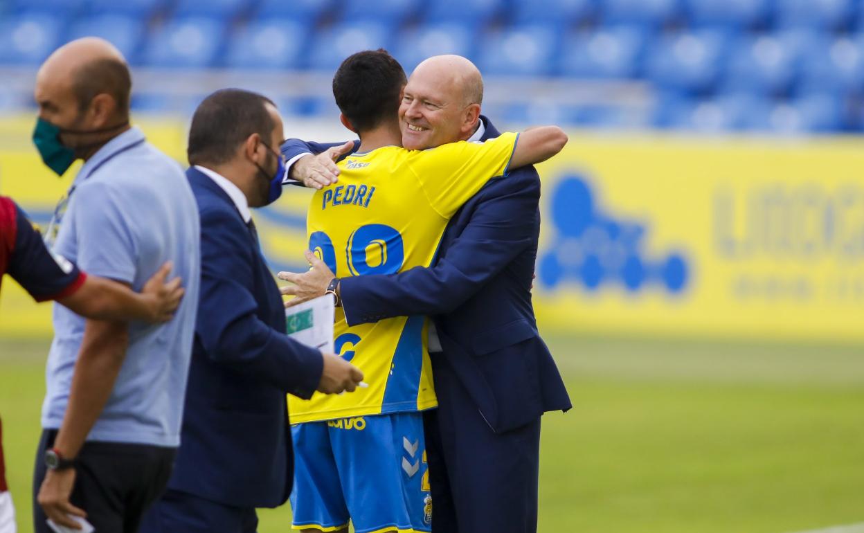 Pepe Mel se funde en un abrazo con Pedri González en el día de su último partido con la UD. 