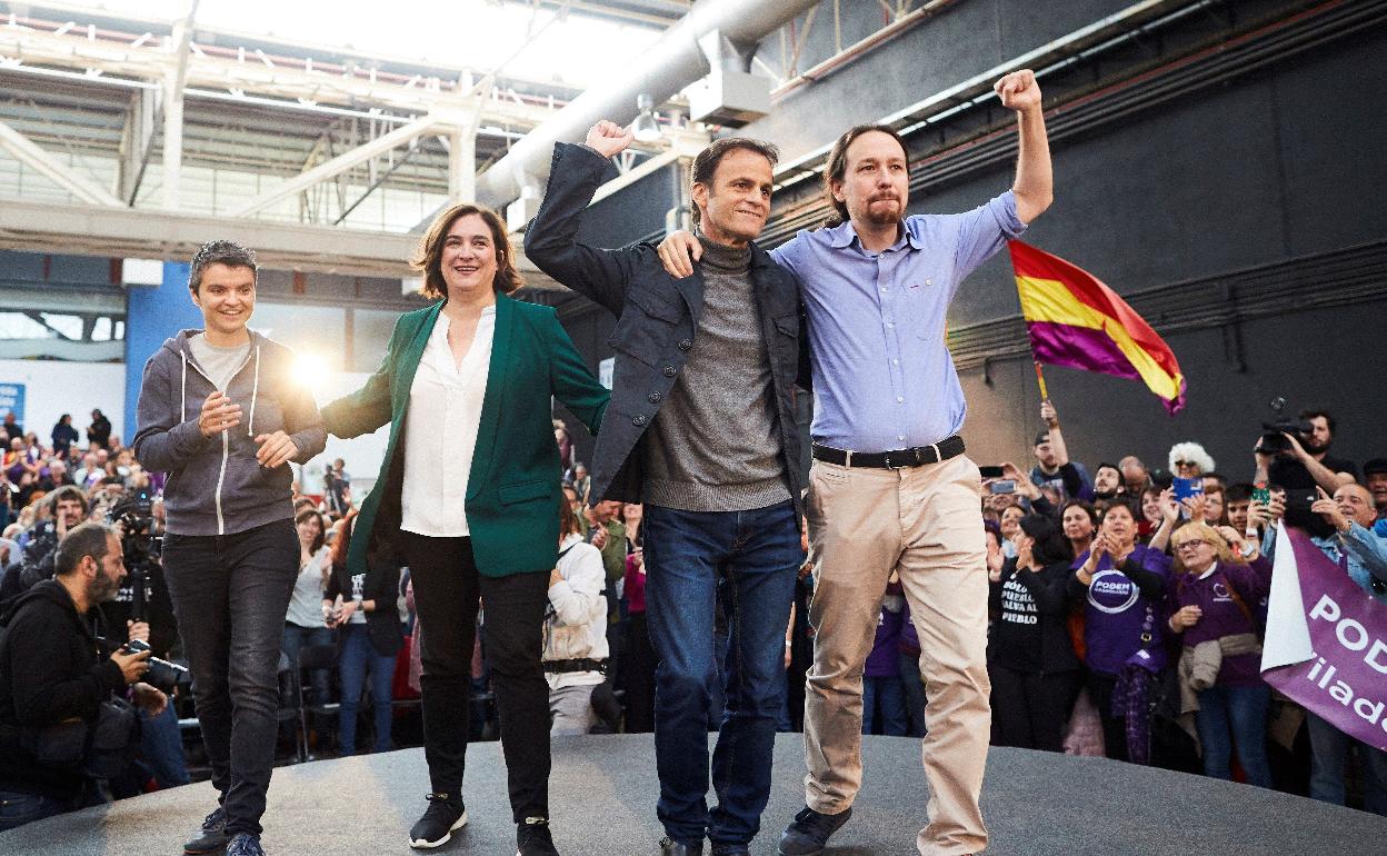 Iglesias junto con la alcaldesa de Barcelona, Ada Colau, y el presidente de Unidas Podemos en el Congreso, Jaume Asens, durante un acto de la campaña del 28-A en L'Hospitalet de Llobregat.