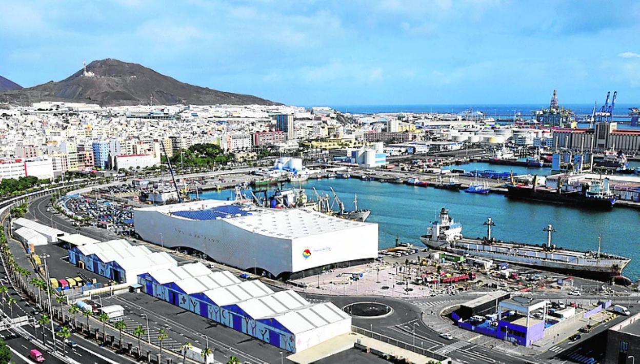 Vista parcial del Puerto de La Luz y de Las Palmas. 