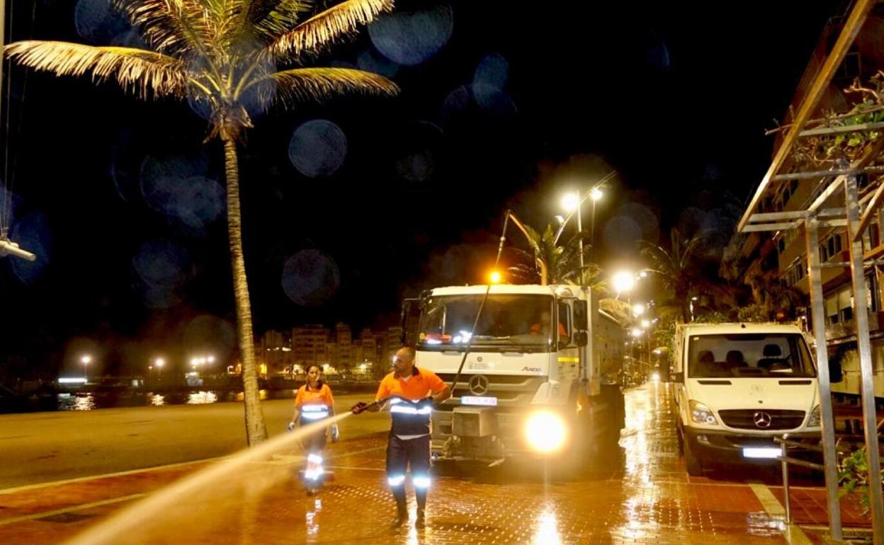 Imagen de archivo de la limpieza del paseo de Las Canteras. 