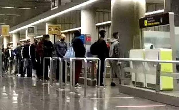 Inmigrantes llegando al aeropuerto de Granada