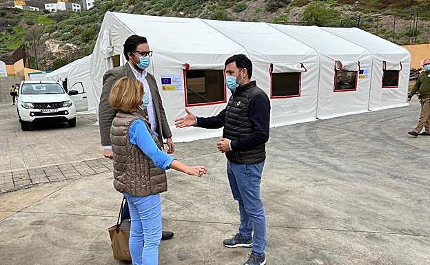 El senador del PP por Gran Canaria, Sergio Ramos, la concejala Pepa Luzardo y el diputado Guillermo Mariscal, visitando este viernes las instalaciones