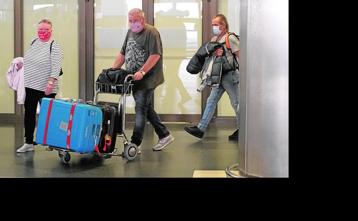 La decisión de Reino Unido de quitar a Canarias de la lista de corredores seguros es un duro golpe para el sector turístico. 