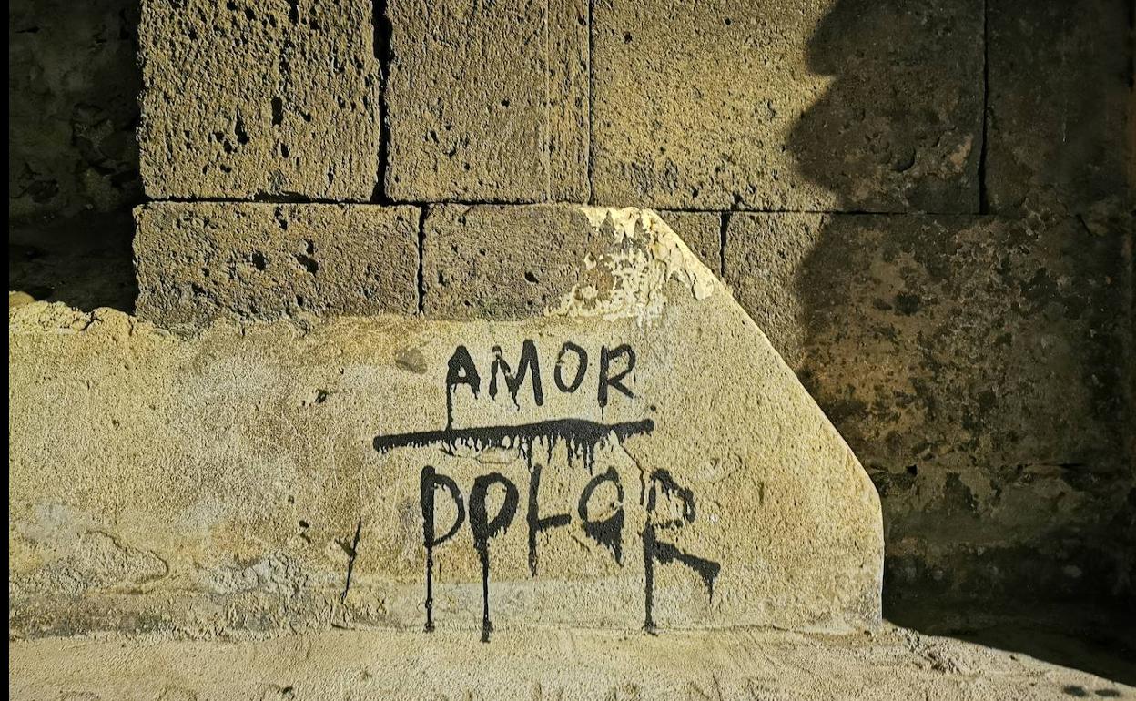 Pintada en un lateral de la Catedral de Santa Ana. 