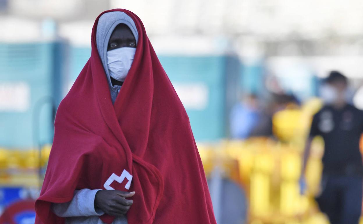 Un inmigrante en el muelle de Arguineguín