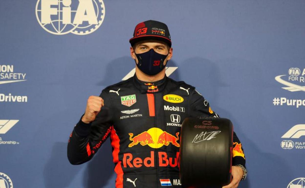 Max Verstappen celebra su 'pole' en el circuito de Yas Marina. 