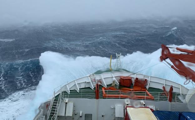 El buque Polarstern navega por una tormenta en el océano Antártico.