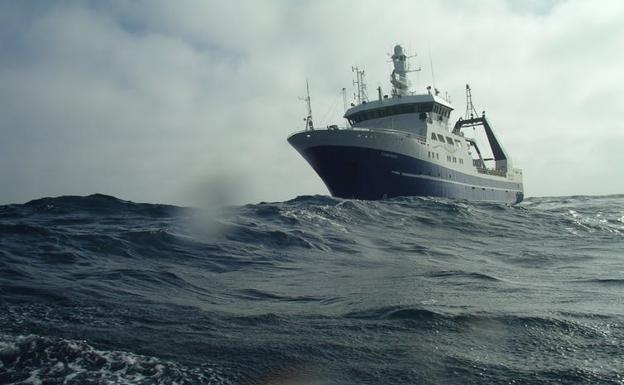 Los fuertes vientos de oeste y la corriente circumpolar generan olas gigantes en el océano Antártico