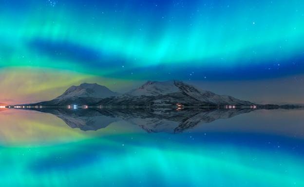 La aurora boreal resplandece en el cielo de Tromsø (Noruega). 