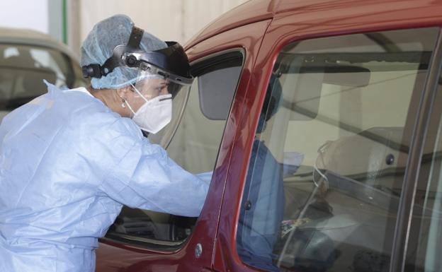 Imagen de archivo de un ciudadano realizandose la prueba PCR en las islas. 