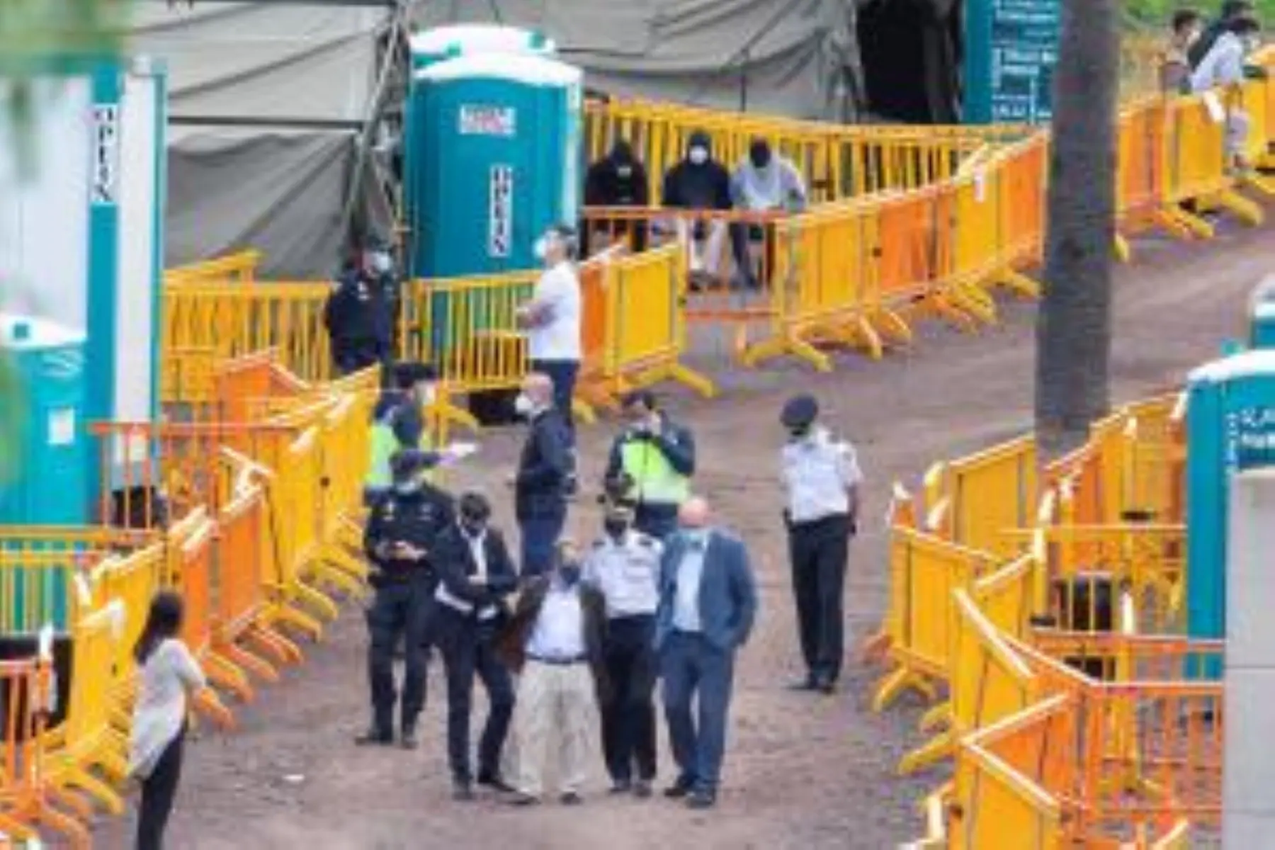 El delegado del Gobierno este jueves junto al Defensor del Pueblo y agentes policiales en Barranco Seco. 