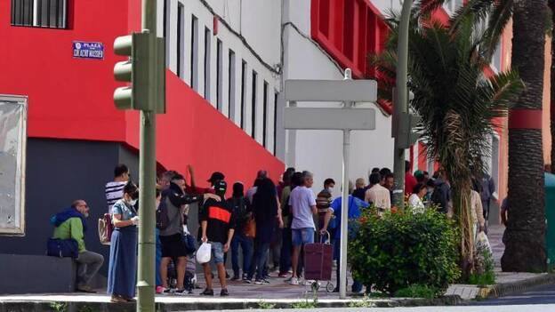 Imagen de archivo de una cola en el reparto de alimentos de Cáritas en Las Palmas de Gran Canaria.