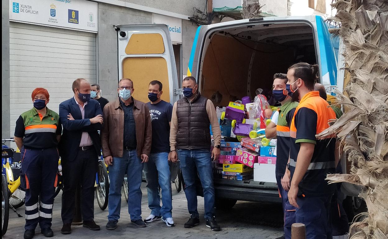 Un momento de la entrega de los juguetes aportados por Sagulpa a la Casa de Galicia. 