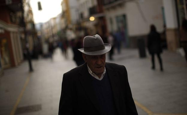 Jubilado en una calle de Ronda (Málaga), en una imagen de archivo. 