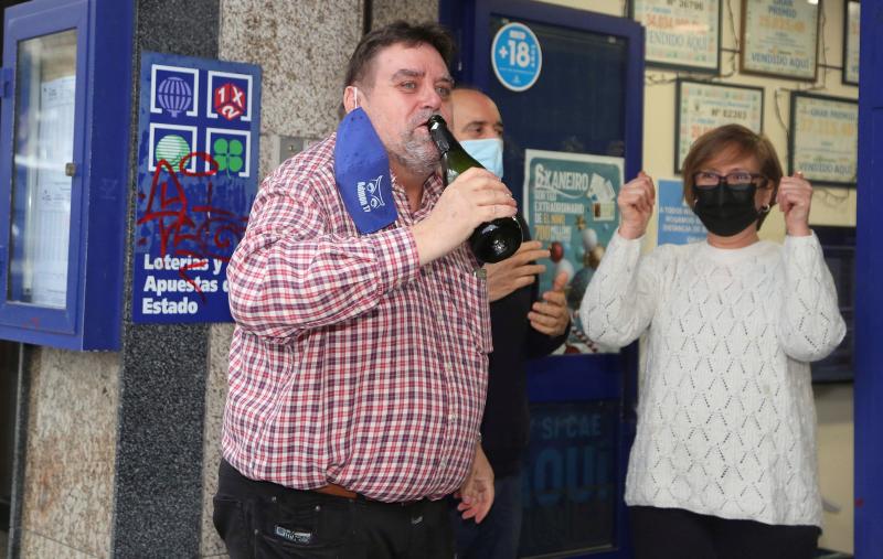 El lotero Vicente López de la administración de lotería 17 de la calle Urzaiz de Vigo, tras repartir parte del cuarto premio de la lotería de Navidad. 