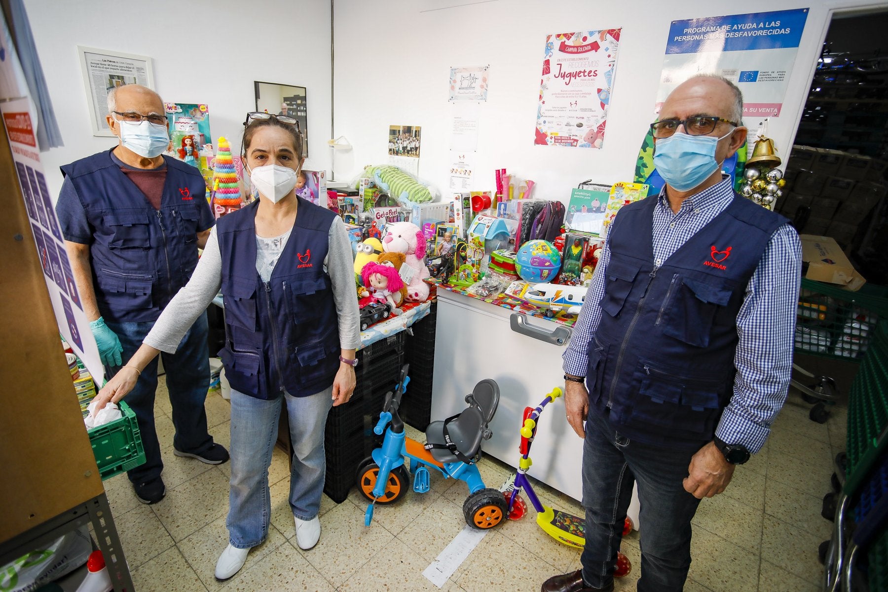 El presidente y voluntarios de Avesar en su sede.