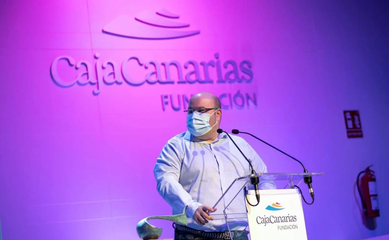Pablo Alemán interviene en la gala de CajaCanarias junto a su premio de poesía Pedro García Cabrera. 