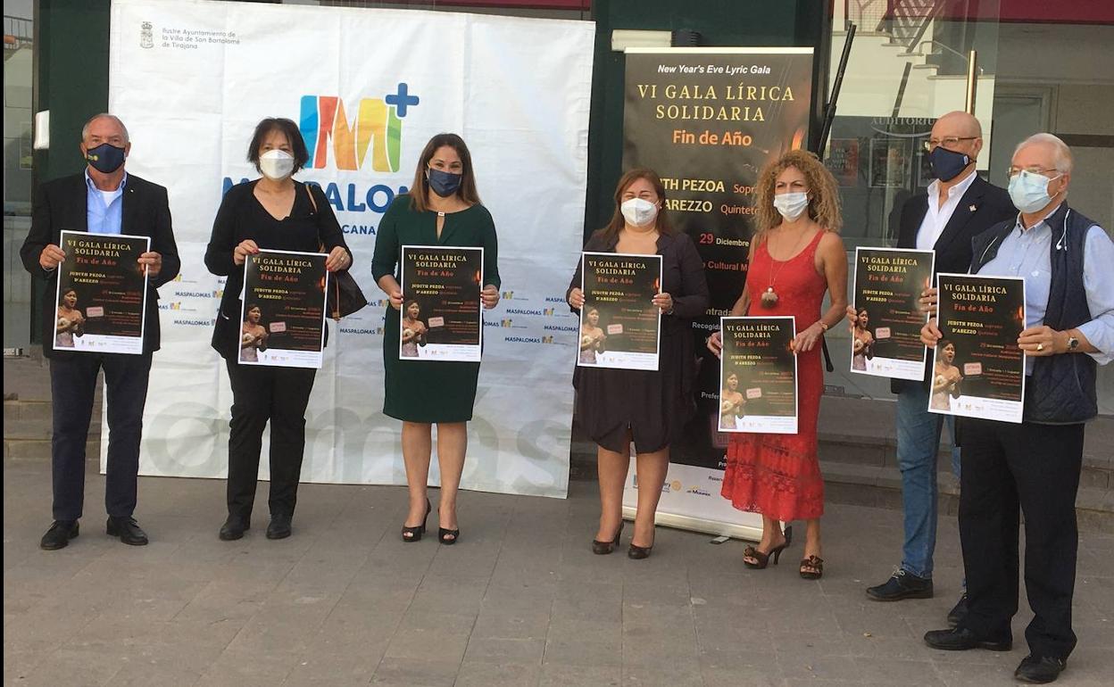 Foto de familia tras el acto de presentación. En el centro, la edil Elena Espino (de verde) y la soprano Yudith Pezoa. 
