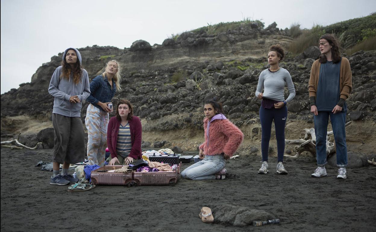 Seis de las chicas que acaban en una isla en 'The Wilds'.