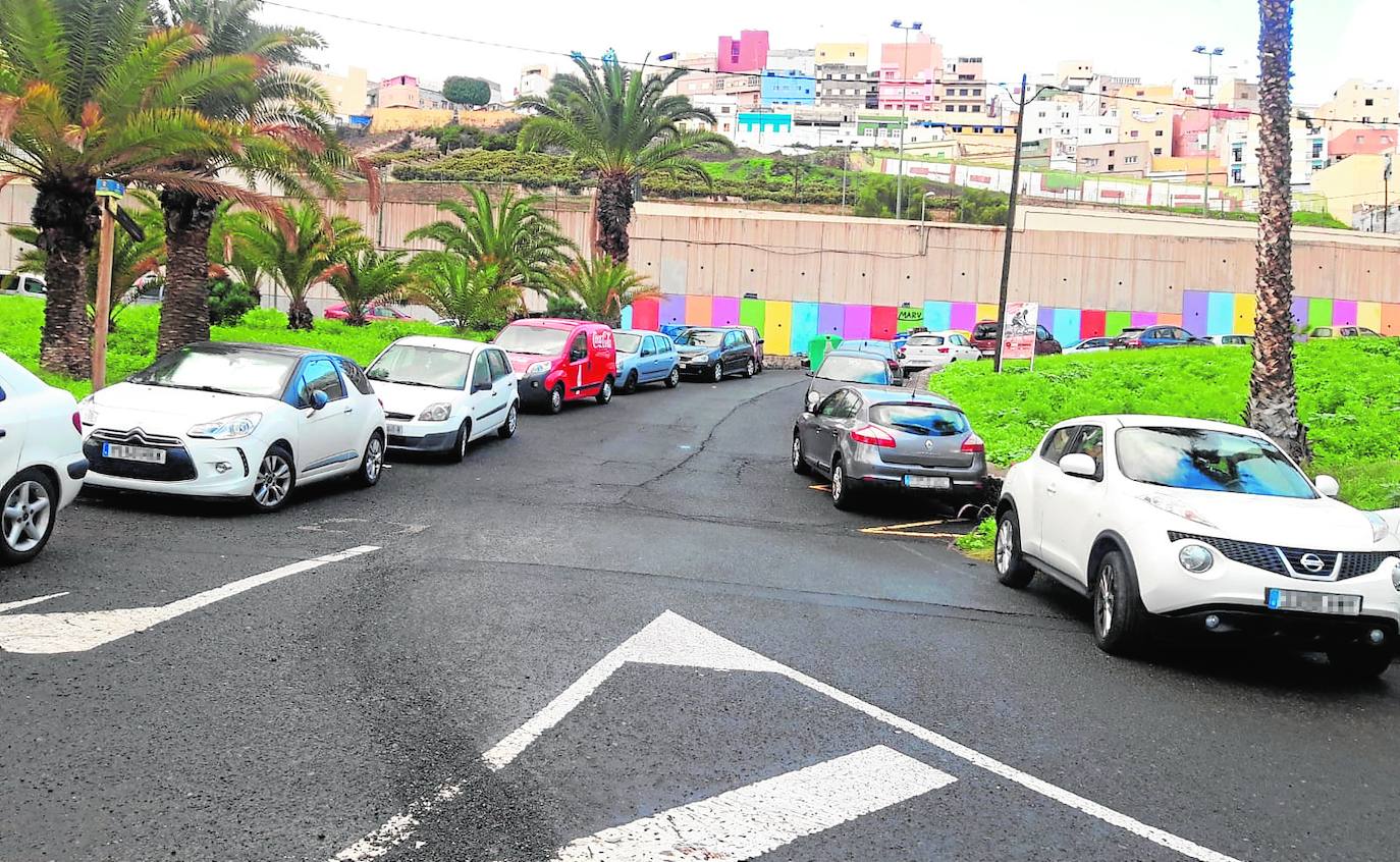 La asociaciónn vecinal denuncia que los vehículos mal aparcados dificultan el paso del transporte escolar. 