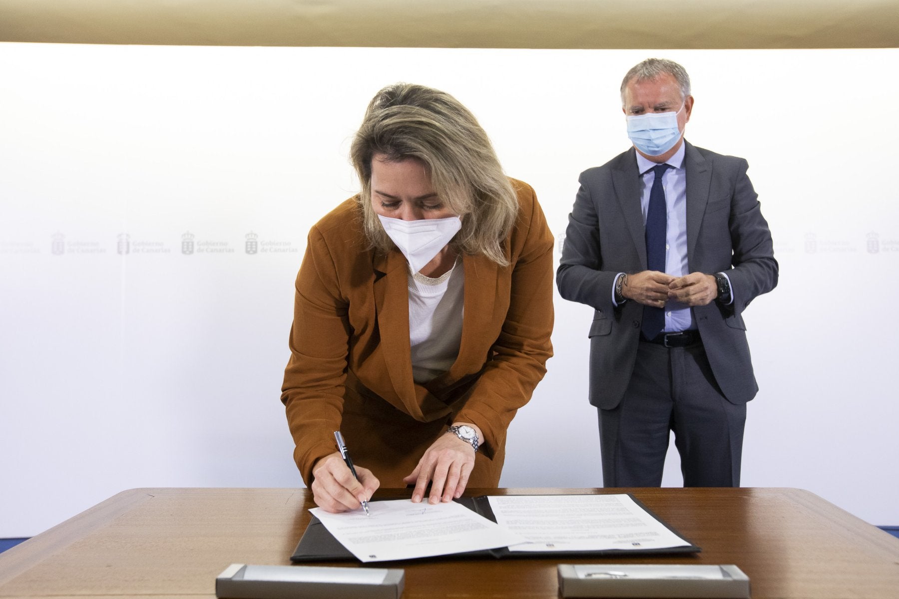 Los consejeros de Transpotes y Pesca, en la firma del convenio ayer. 