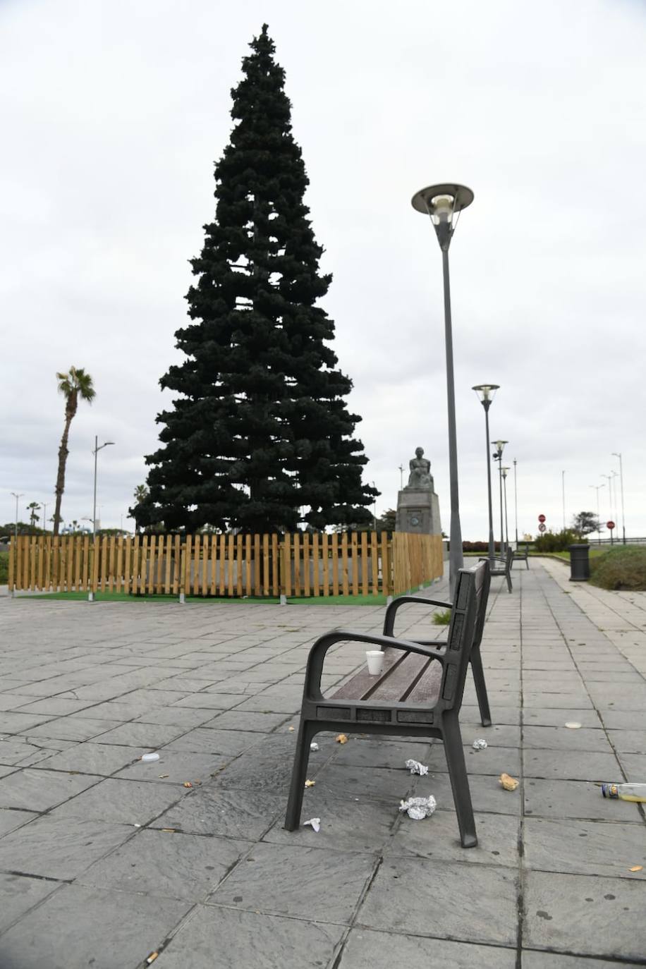 Ni rastro de jóvenes con restos de cotillón o con los pies doloridos después de una noche de fiesta.